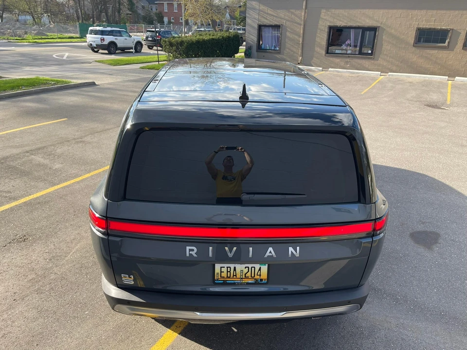 2023 Rivian R1S - Image 8 of 31