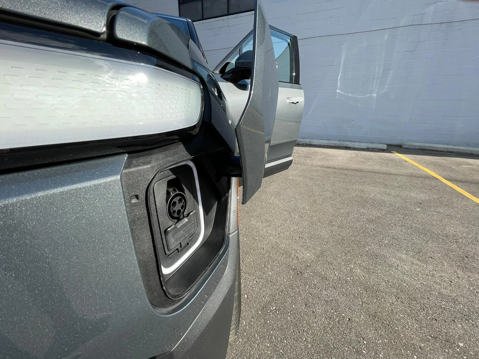 2023 Rivian R1S - Image 15 of 31