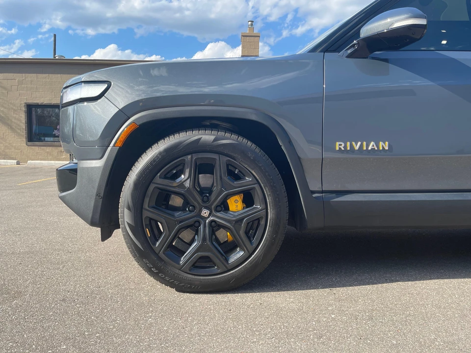 2023 Rivian R1S - Image 19 of 31