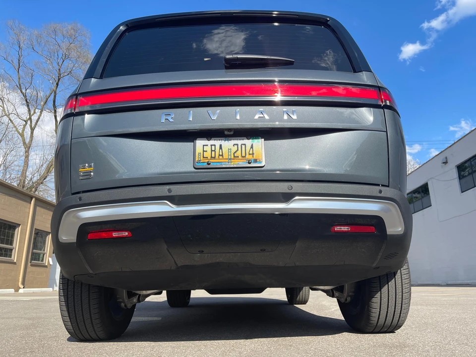 2023 Rivian R1S - Image 9 of 31