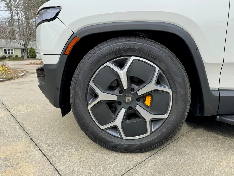 2023 Rivian R1S - Image 14 of 31