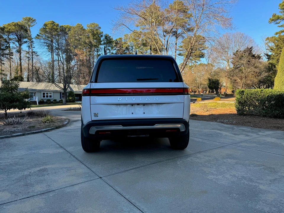 2023 Rivian R1S - Image 8 of 31