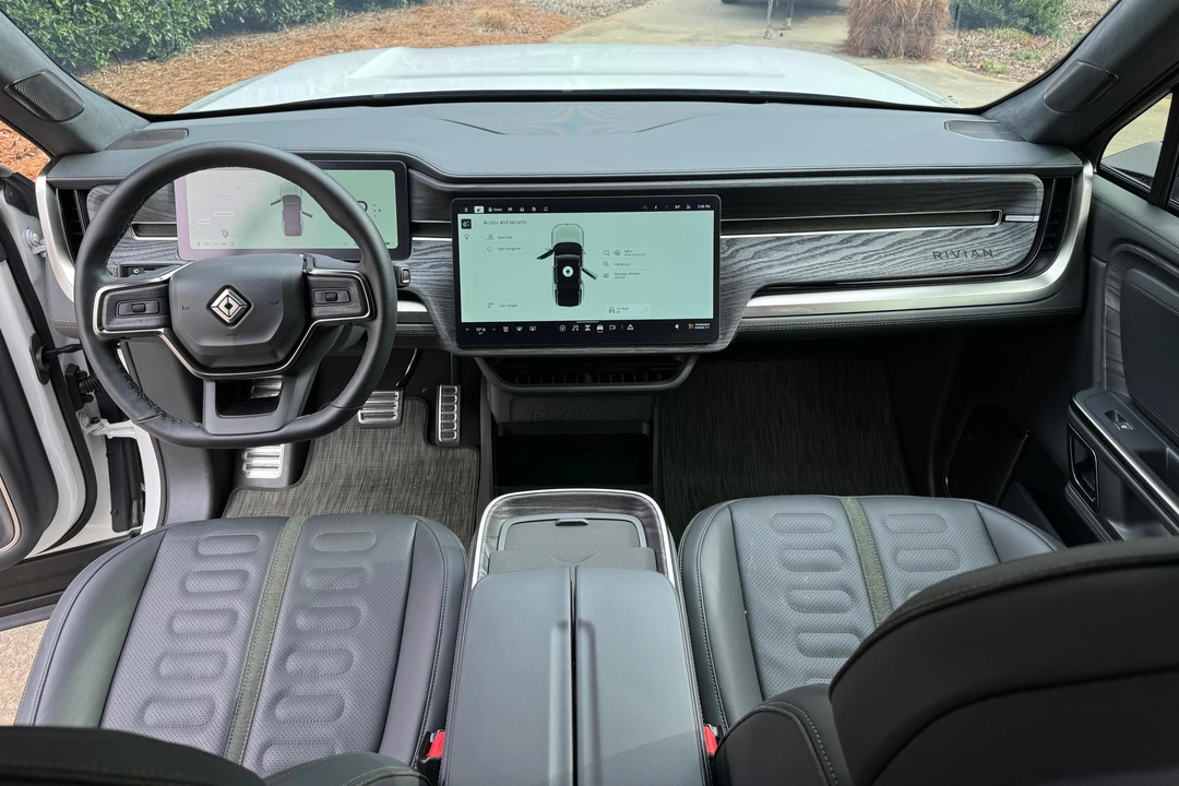 2023 Rivian R1S - Image 18 of 31