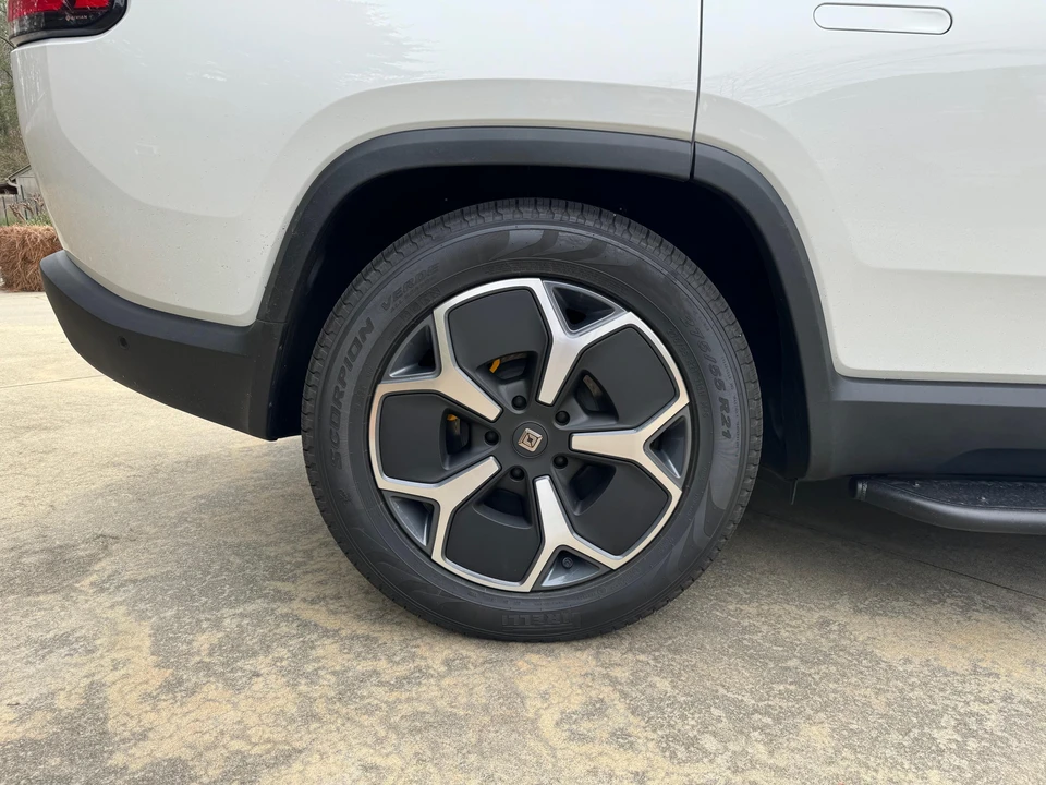 2023 Rivian R1S - Image 16 of 31