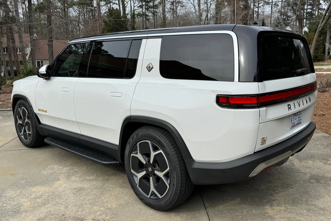 2023 Rivian R1S - Image 4 of 31