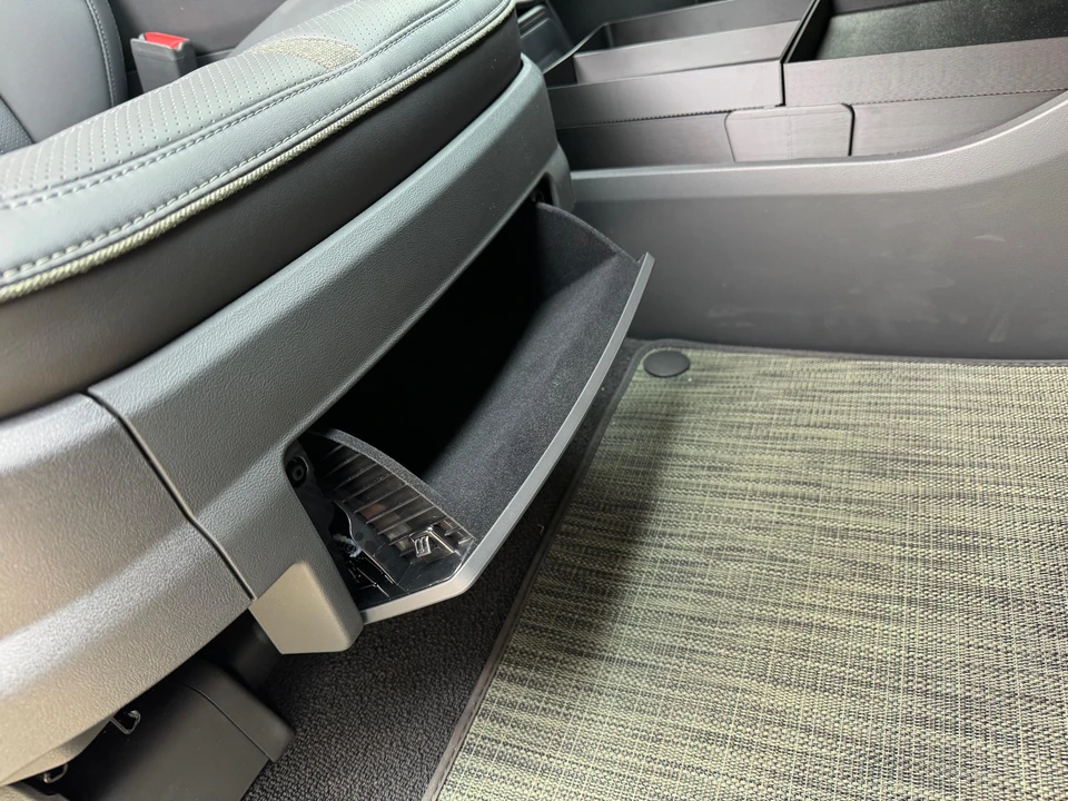 2023 Rivian R1S - Image 24 of 31