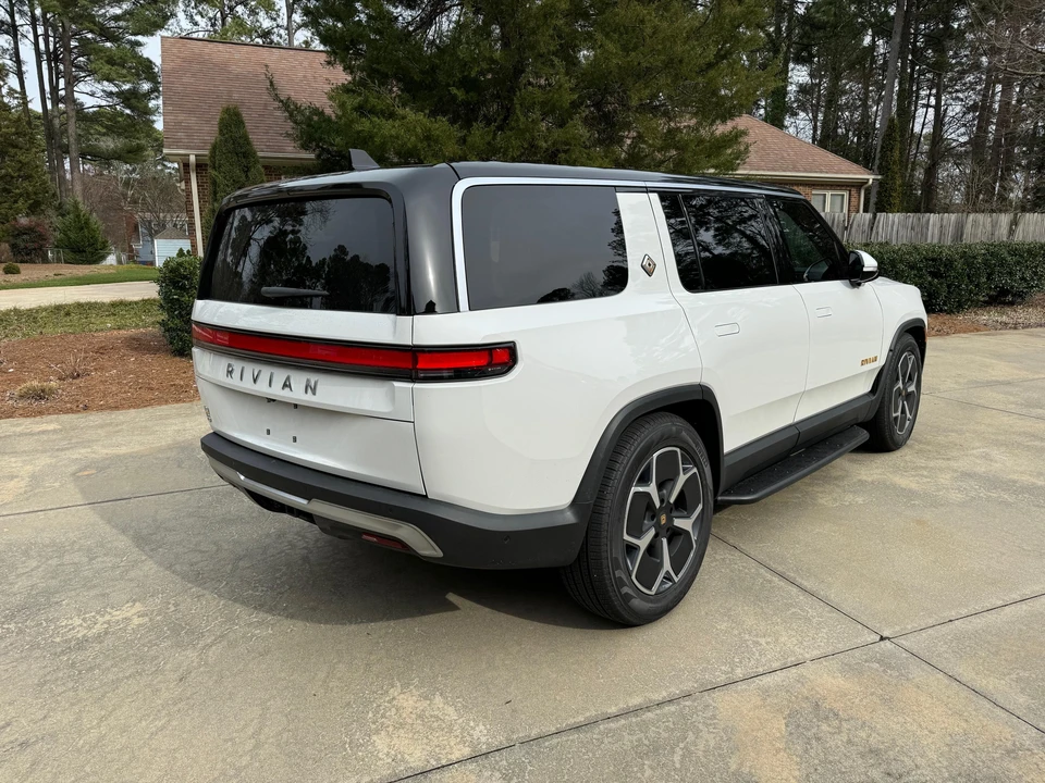 2023 Rivian R1S - Image 9 of 31