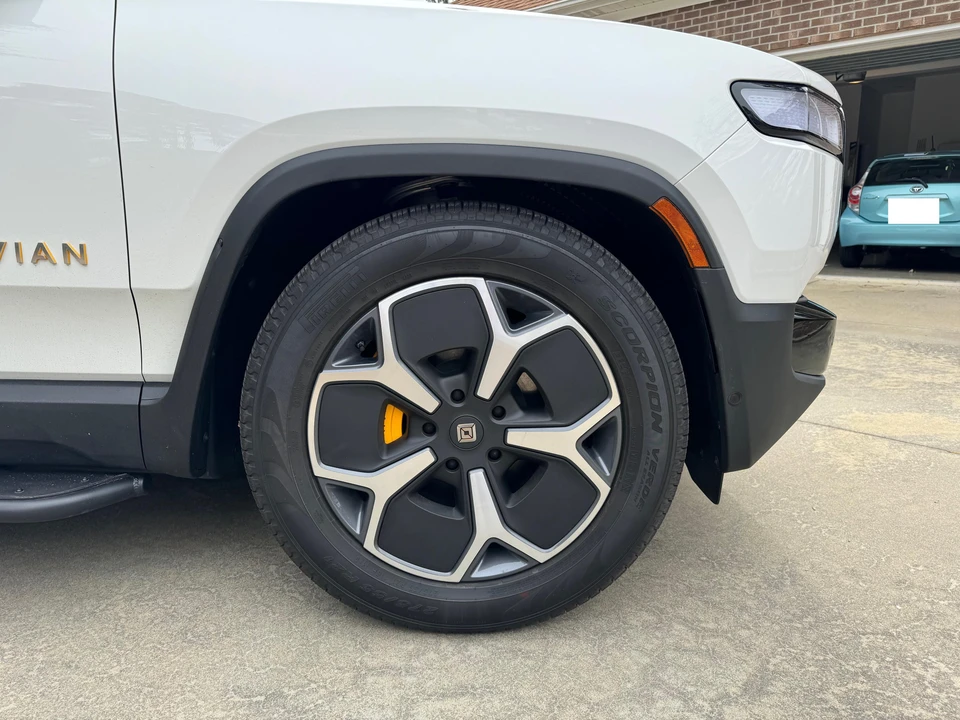 2023 Rivian R1S - Image 17 of 31