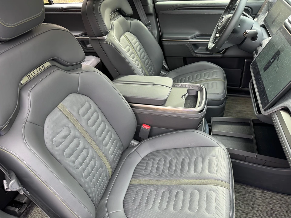2023 Rivian R1S - Image 23 of 31