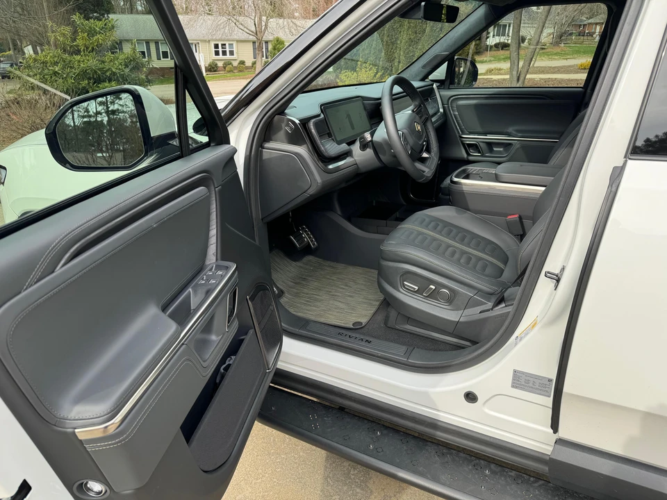 2023 Rivian R1S - Image 29 of 31