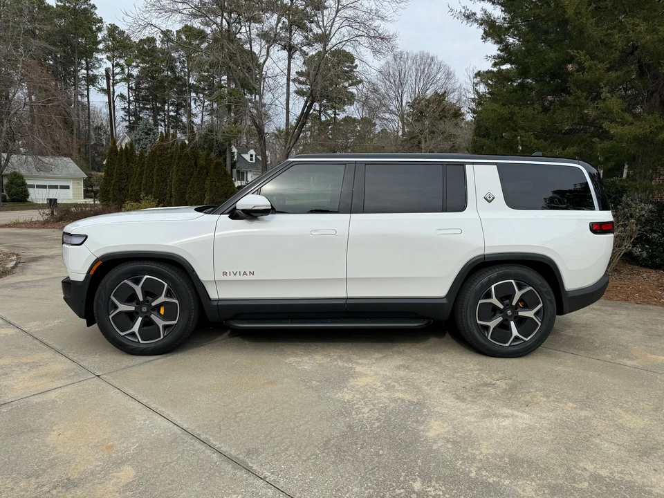 2023 Rivian R1S - Image 7 of 31