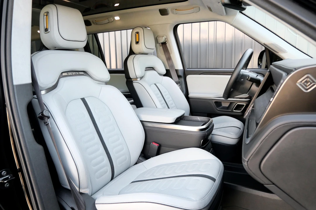 2023 Rivian R1S - Image 28 of 31