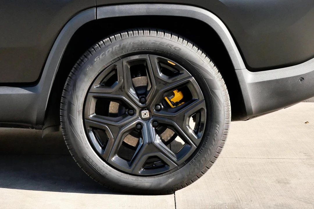 2023 Rivian R1S - Image 24 of 31