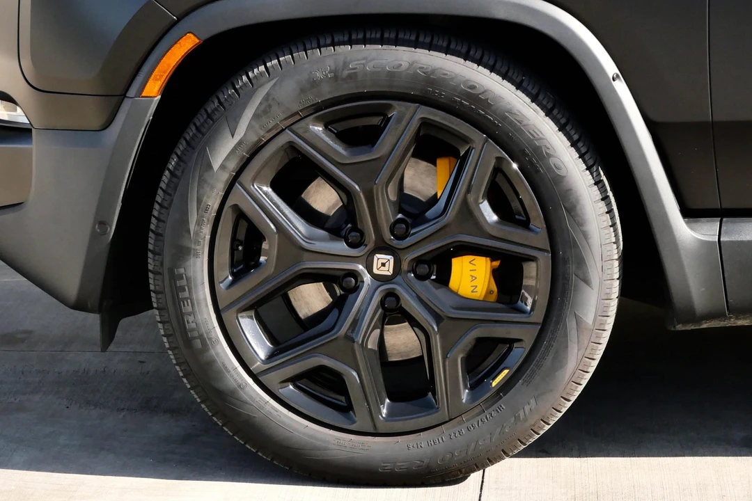 2023 Rivian R1S - Image 23 of 31