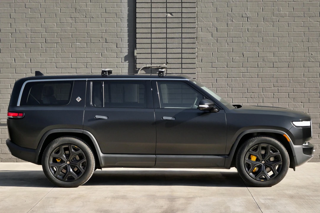 2023 Rivian R1S - Image 8 of 31