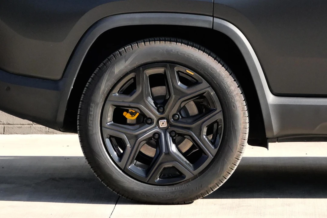 2023 Rivian R1S - Image 25 of 31