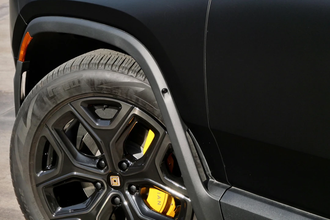 2023 Rivian R1S - Image 14 of 31
