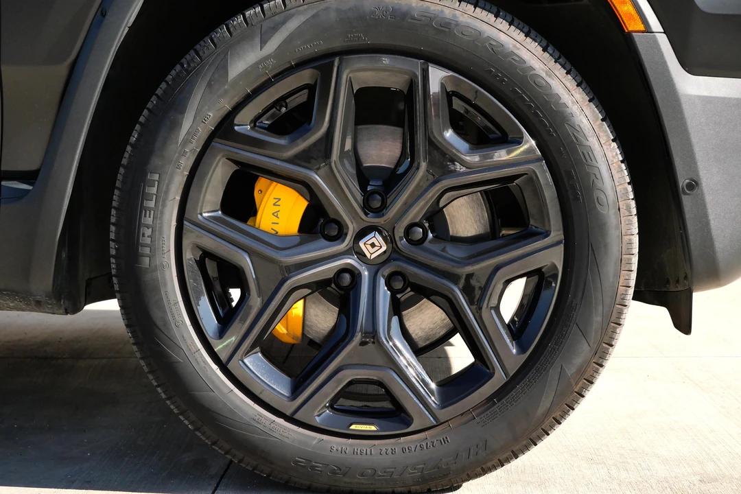 2023 Rivian R1S - Image 26 of 31