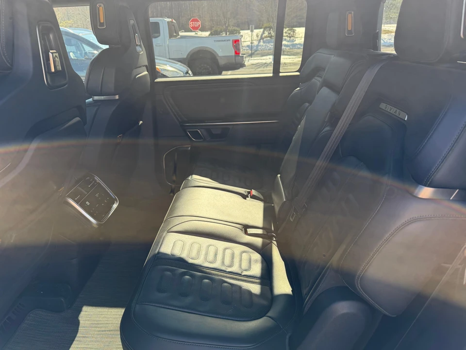 2023 Rivian R1S - Image 18 of 31
