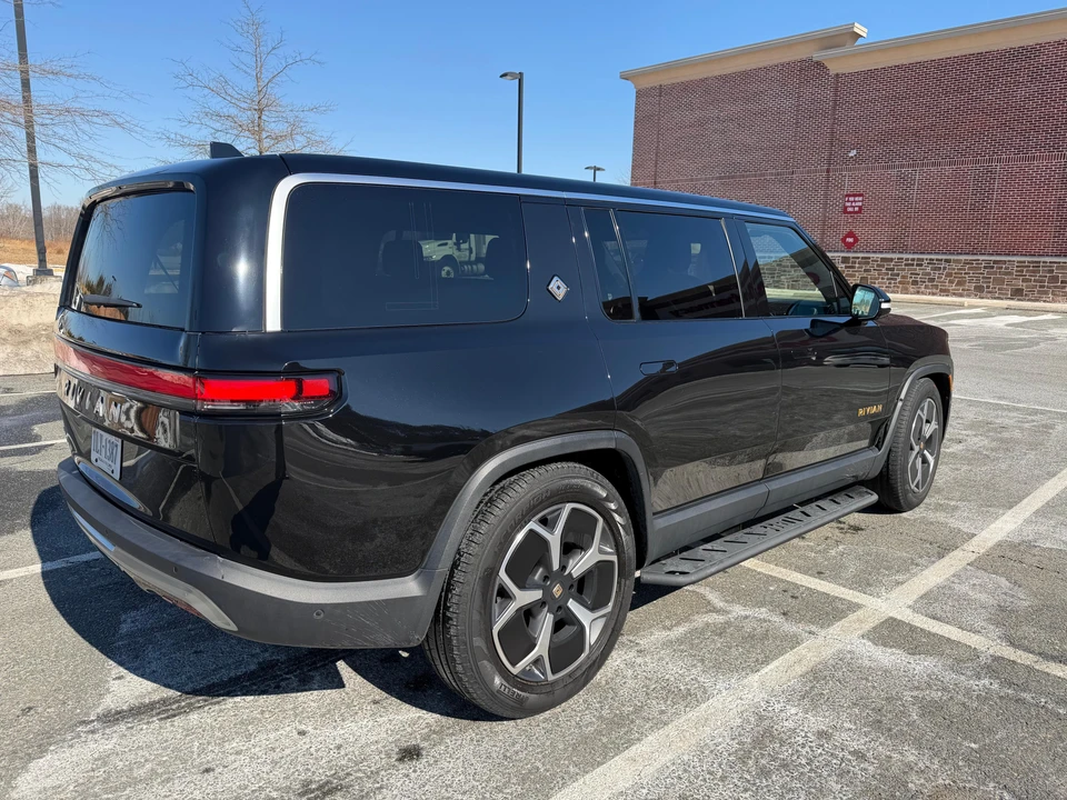 2023 Rivian R1S - Image 7 of 31