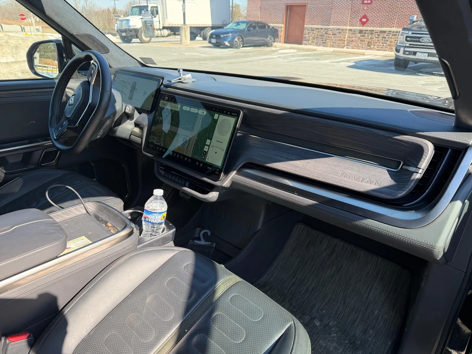 2023 Rivian R1S - Image 24 of 31