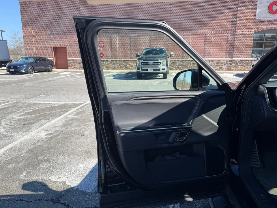 2023 Rivian R1S - Image 28 of 31