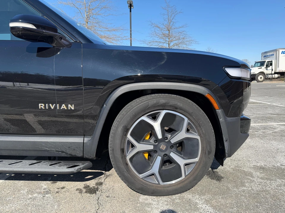 2023 Rivian R1S - Image 12 of 31