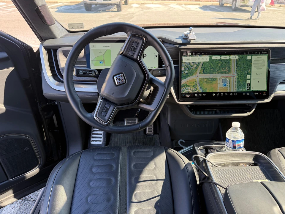 2023 Rivian R1S - Image 21 of 31