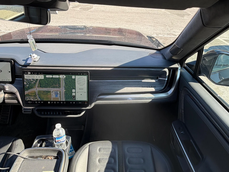 2023 Rivian R1S - Image 23 of 31