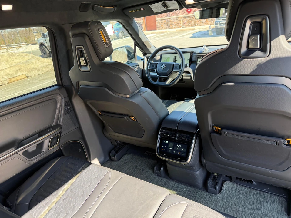 2023 Rivian R1S - Image 27 of 31