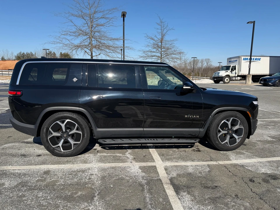 2023 Rivian R1S - Image 8 of 31