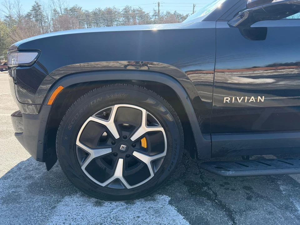 2023 Rivian R1S - Image 9 of 31