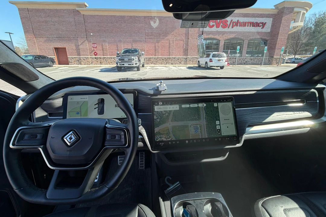 2023 Rivian R1S - Image 13 of 31