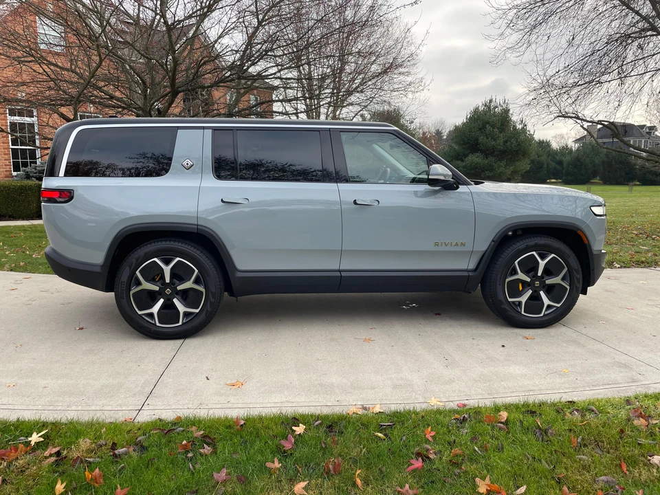 2023 Rivian R1S - Image 17 of 31