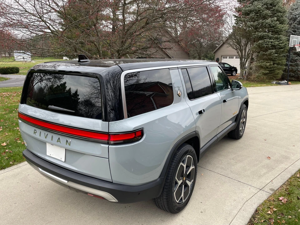 2023 Rivian R1S - Image 16 of 31