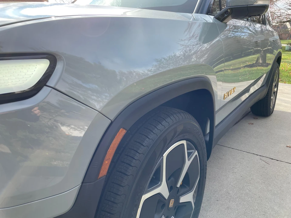 2023 Rivian R1S - Image 27 of 31