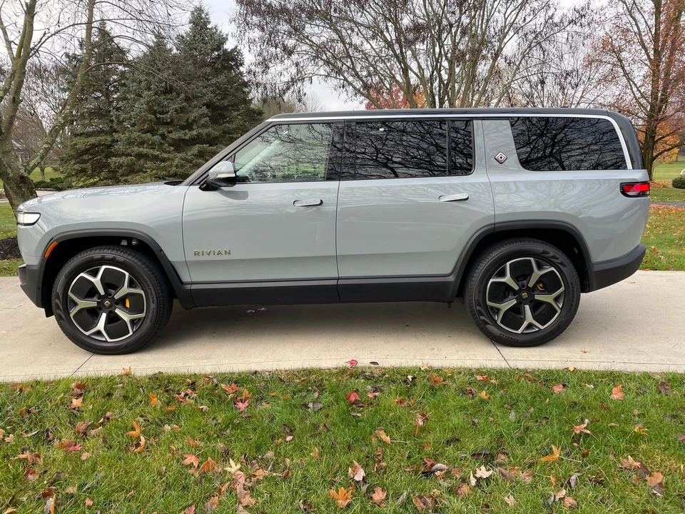2023 Rivian R1S - Image 10 of 31