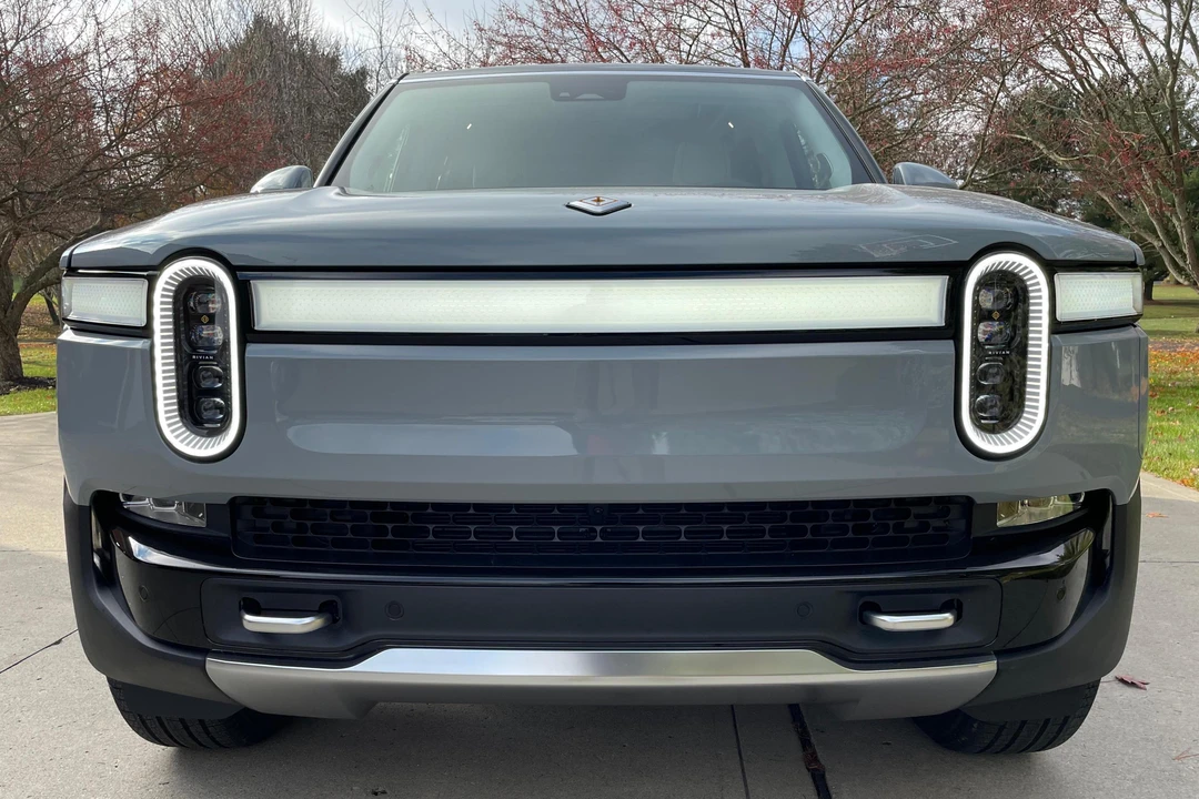 2023 Rivian R1S - Image 2 of 31