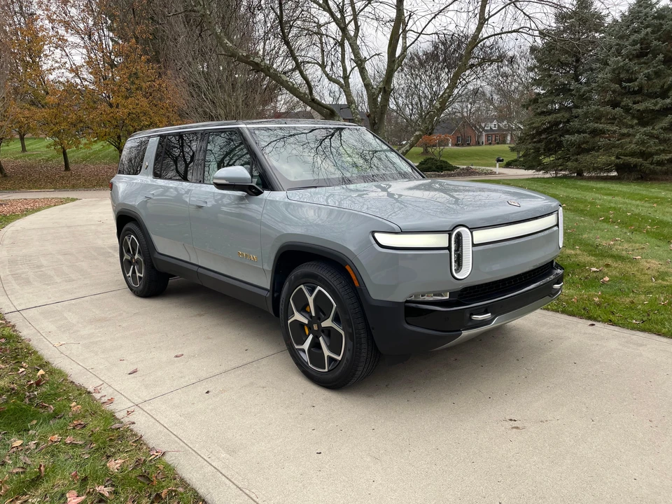 2023 Rivian R1S - Image 18 of 31