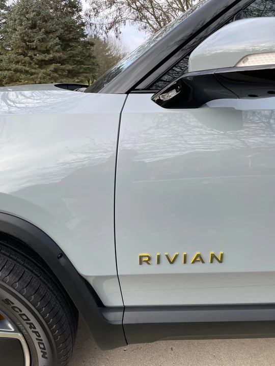 2023 Rivian R1S - Image 29 of 31