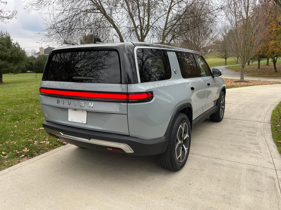 2023 Rivian R1S - Image 14 of 31