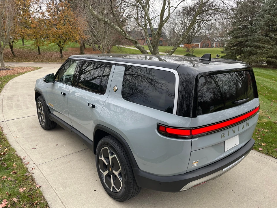 2023 Rivian R1S - Image 12 of 31