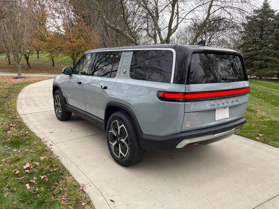 2023 Rivian R1S - Image 11 of 31