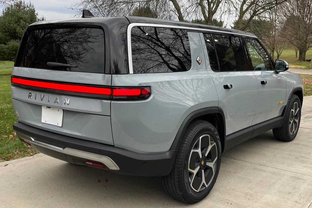 2023 Rivian R1S - Image 4 of 31