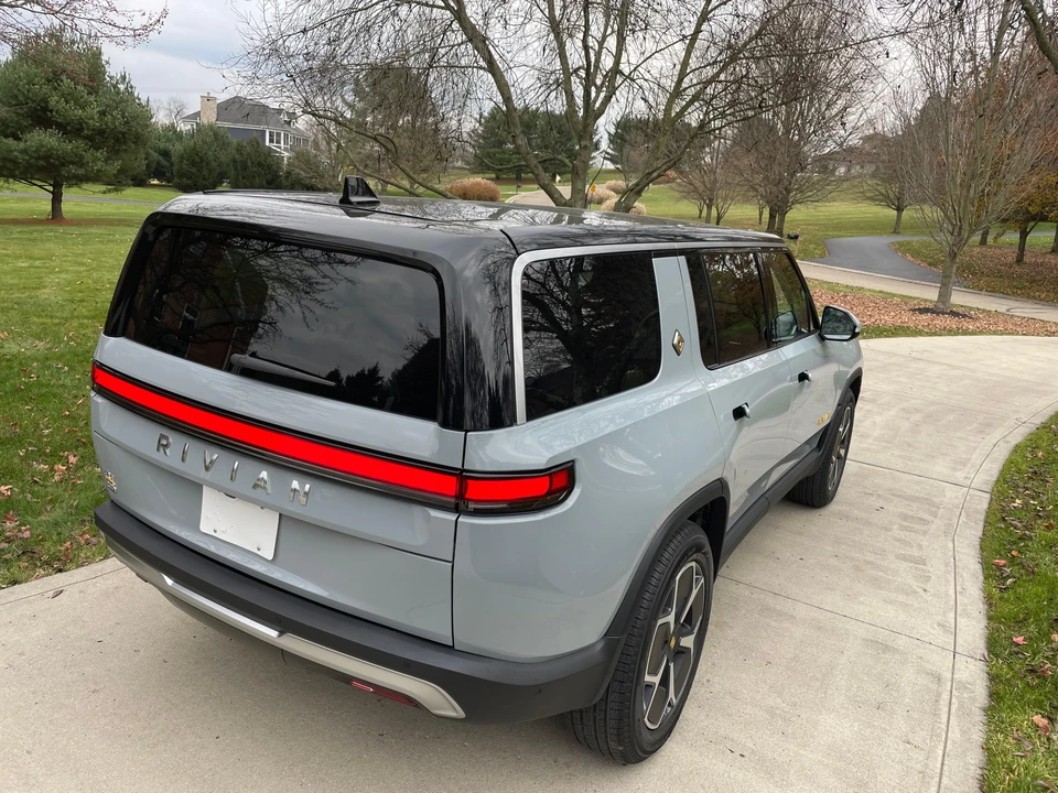 2023 Rivian R1S - Image 15 of 31
