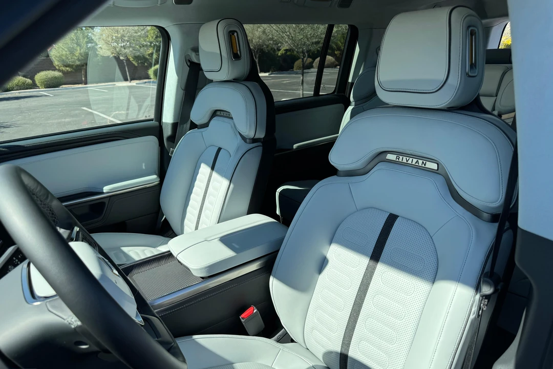 2023 Rivian R1S - Image 26 of 31