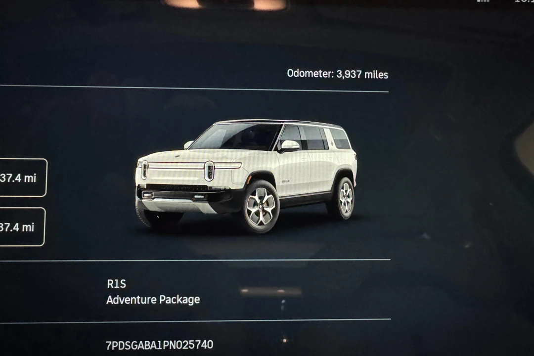 2023 Rivian R1S - Image 28 of 31