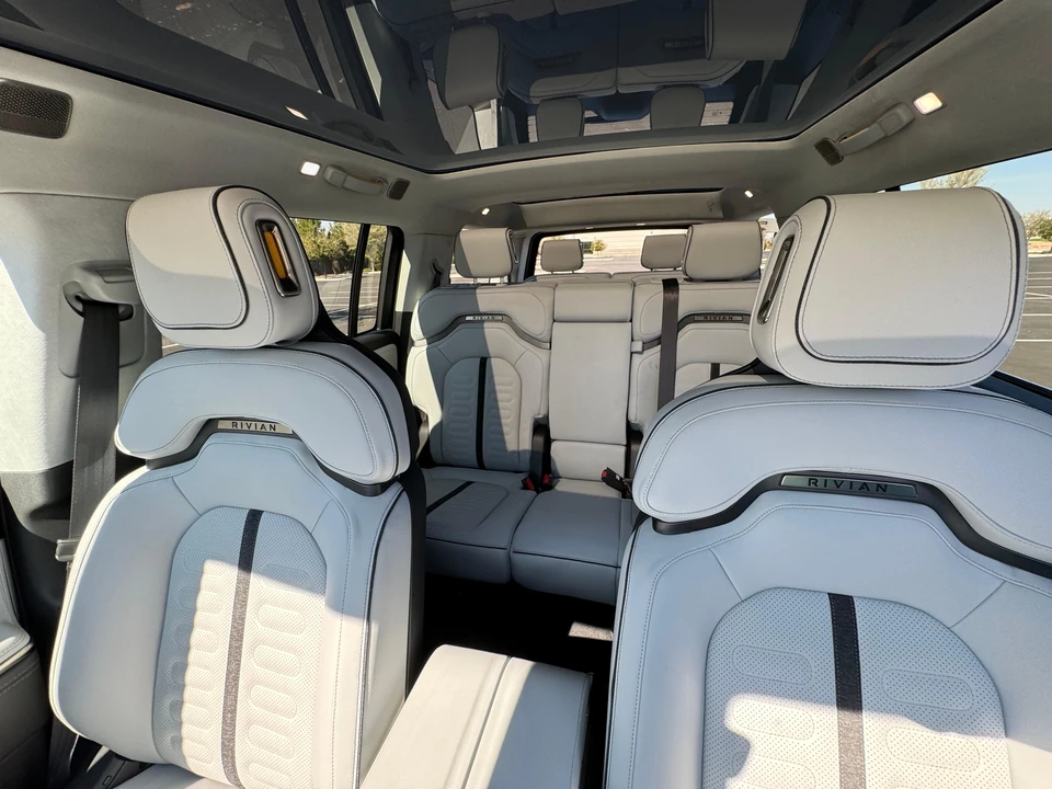 2023 Rivian R1S - Image 30 of 31