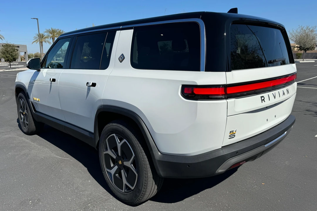 2023 Rivian R1S - Image 4 of 31