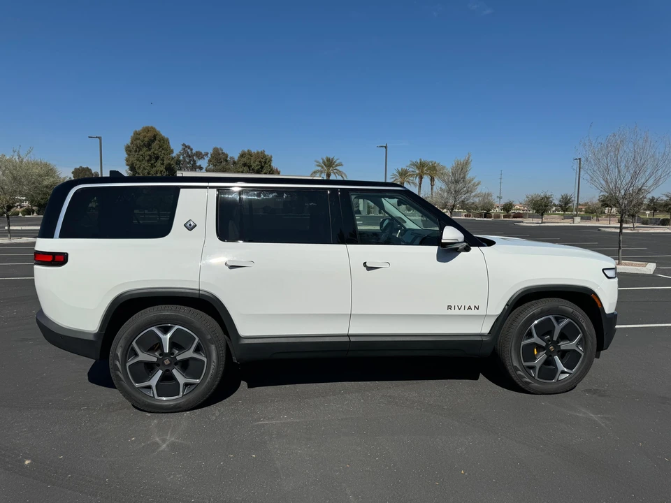 2023 Rivian R1S - Image 9 of 31